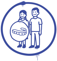 Blaues Symbol mit zwei stilisierten Kindern, die nebeneinander stehen. Vor dem Kind auf der linken Seite ist eine schematische Darstellung eines Zahnbogens mit einer herausnehmbaren durchsichtigen Schiene – einem sogenannten Aligner – zu sehen. Die Zeichnung ist handgezeichnet mit leichten Farbausläufen und steht für die kieferorthopädische Behandlung von Kindern mit Alignern.
