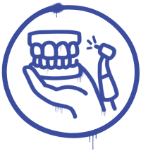 Blaues Symbol mit einer stilisierten Hand, die ein Gebissmodell mit Ober- und Unterkiefer hält. Daneben ist ein zahnärztliches oder zahntechnisches Handstück abgebildet, das einen feinen Sprühnebel erzeugt. Die Zeichnung ist handgezeichnet mit typischen Farbausläufen und steht sinnbildlich für Arbeiten im Dentallabor, wie das Bearbeiten von Zahnersatz oder Modellen.