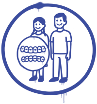 Blaues Symbol mit zwei stilisierten Kindern, nebeneinander stehend. Vor dem Kind auf der linken Seite ist eine schematische Darstellung von zwei Zahnreihen mit Brackets abgebildet. Die Illustration ist handgezeichnet und leicht verlaufend, was ihr einen künstlerischen Stil verleiht. Sie verweist auf kieferorthopädische Behandlungen bei Kindern, insbesondere mit Lingualtechnik.